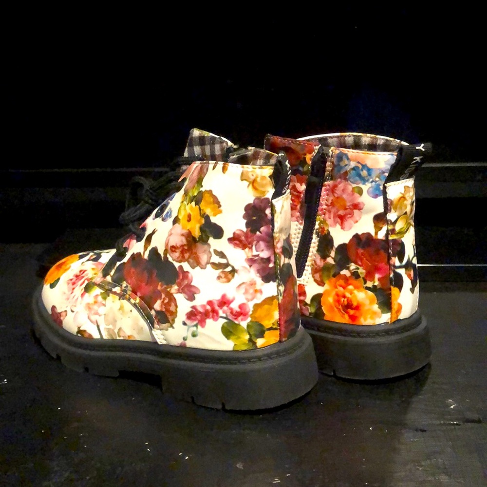 Comfy kids shoe they are nice worn a couple time the beautiful shoes for girls